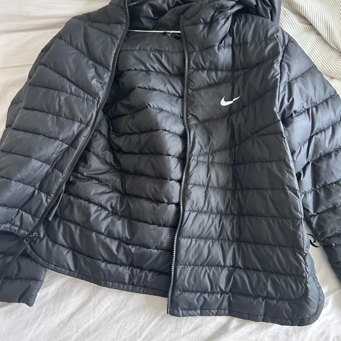 Svart dunjacka från Nike