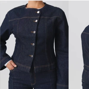 Mörkblå jeans jacka  - Säljer min jeans jacka från Gina, använd 3 gånger. Nypris 500kr🩵 jag är en xs och andra bilden visar hur den sitter på mig 🩵