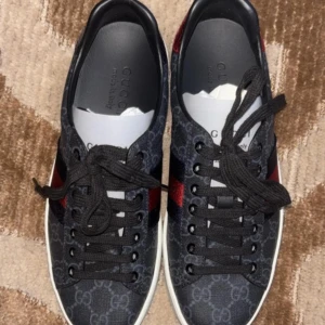 Gucci ace  - INTRESSEKOLL! Tja, en snabb intressekoll på dessa feta gucci ace skorna . Just denna modell och denna färg är väldigt eftertraktade och därav svåra att få tag på. Helt nya kommer med alla tillbehör. Perfekta skor inför våren för ett dunderpris! Strlk 40,5 men dem är lite stora i storleken.