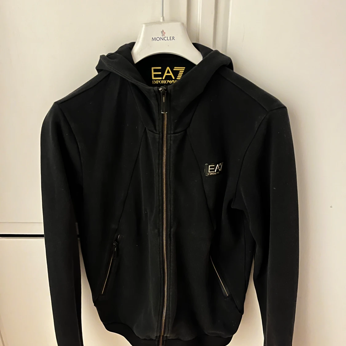 Svart hoodie från Emporio Armani EA7