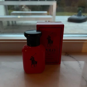 Ralph Lauren polo red 40ml - Säljer min Ralph Lauren polo red. Det är en flaska på 40ml. Produkten är bara använd någon enstaka gång. Batch-koden är 38U2014. Original låda tillkommer. 