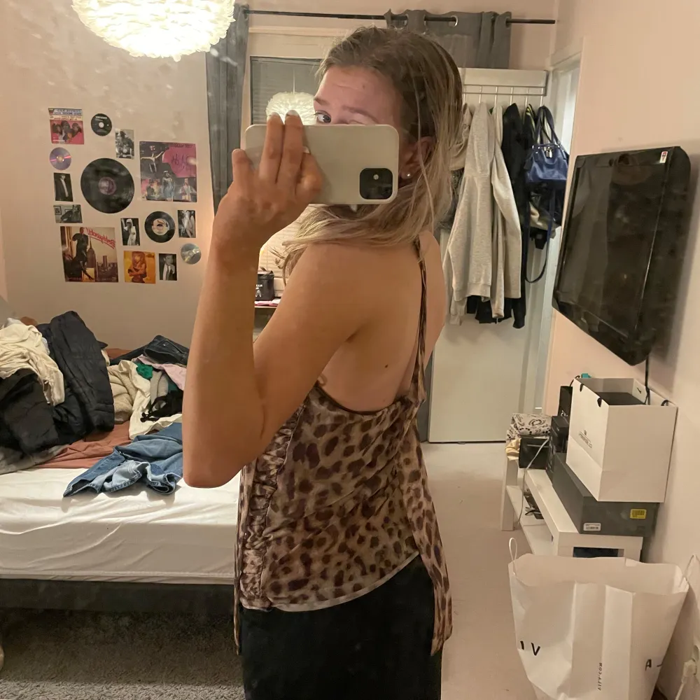 Säljer denna supersnygga och trendiga leopard topp från Zara! Den är draperad och har ett band man kan ha runt halsen😍😍den är knappast använd, i storlek L men passar mig som är en S i vanliga fall! ❤️ hör av er vid intresse, pris kan diskuteras . Yläosat.