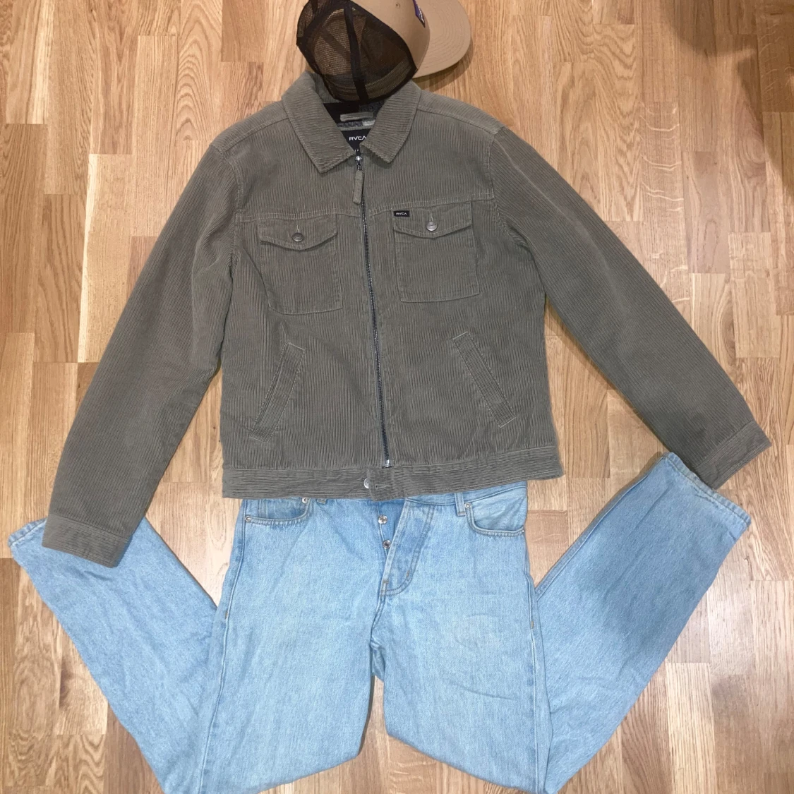 Olivegrön overshirt i Manchester från RVCA
