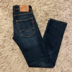 Replay Grover Jeans - Ett par stilrena jeans ifrån Replay i bra kvalite och fint  skick. Säljer till ett bra pris men kan tänka mig att gå ner lite vid snabb affär. Nypris ligger på runt 1500kr. Storlek W28 L32, hör av er vid frågor. 