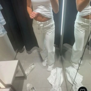 Vita jeansbyxor från Zara - Jätte snygga jeans från zara! köpte på vinted men de va för små tyvärr… den första bilden är lånade av den tjejen jag köpte av. den sista bilden är också lånad men på ett par andra jeans, tyckte att de var väldigt lika. skriv för frågor eller funderingar 💓