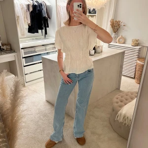 Blus från H&M - Superfin blus från hm! Perfekt inför vår/ sommar! Prislapp kvar, aldrig använd🤎🤎