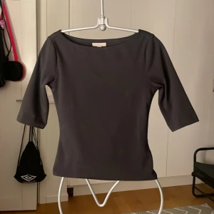 Trekvartsärmad tröja💕 - Säljer denna tröja från Hm i storlek S då den inte kommer till användning! Sov ny! Nypris-149 men säljer för 79