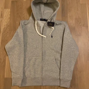 Ralph lauren zip hoodie  - Säljer nu en helt ny Ralph lauren hoodie med dragkedja i 10/10 skick, ‼️aldrig använd‼️Tröjan har även lappen kvar som syns på bild. Nypris: ca 2300kr. Mitt pris: 1099kr. Priset går alltid att diskutera vid snabb affär💵Tveka inte att skriva vid minsta fundering📝