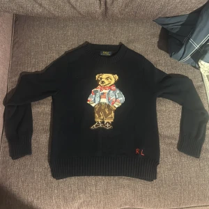 Stickad ralph lauren tröja - En helt ny fin stickad tröja köpt på plick har inget kvitto därav priset är osäker om äkthet men kan skicka mer bilder för äkthets kontroll, nypriset på stickade tröjorna ligger mellan 7-9k. Säljer då jag inte fattade att det var tjej modell och säljaren vill inte göra retur:(