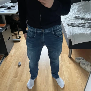 Replay Anbass  - Tjena, säljer nu mina replay anbass jeans. Modellen är hyperflex, kan även tänka mig att gå ned i pris om det sker via snabb affär! Skriv gärna om ni har några funderingar🤩💭