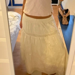 Vit Lowwaist långkjol med spetsdetaljer - Charmig vit långkjol med vackra spetsdetaljer💕superskick , mönstret ser likadant ut på baksidan . Jag är 164cm för referens 