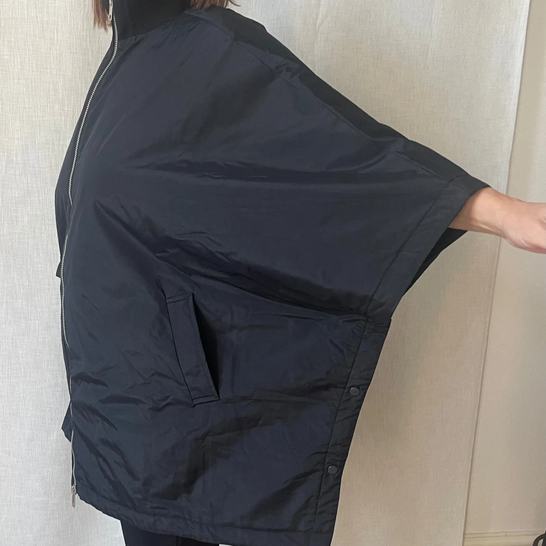 Svart vindjacka med dragkedja - 1