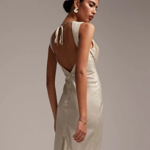 Balklänning (FINNS KVAR!) -  En superfin champagne färgad långklänning. Den är väldigt enkel men med superfina detaljer! Jag har endast testat klänningen och prislapparna finns kvar! Klänningen är i storlek 46 och jag skulle säga att den passar dig med storlek M-XL beroende på din längd och passformen du vill ha! Skriv gärna till mig vid eventuella frågor/bilder💕