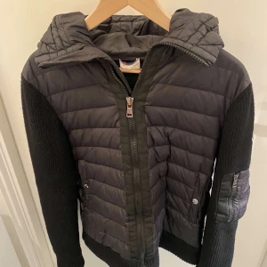 Moncler cardigan - Säljer denna riktigt snygga svarta cardiganen från moncler då jag inte använder den längre. En perfekt och stilren jacka till vår och höst. Den är varsamt använd och här otroligt mycket kvar att ge. Priset är ej hugget i sten, går ner som mest vid snabb affär. 
