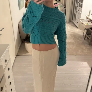 Turkos stickad tröja - Säljer en snygg turkos stickad tröja med ett fint mönster. långa bredare ärmar.  Från Gina Tricot i strl xs 