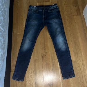 Jack and Jones slim fit jeans - Ett par slim Jack and Jones jeans i mycke fint skick! Knapppt använda! Nypris 600-700kr. Modell: Skinny Liam W31 L30