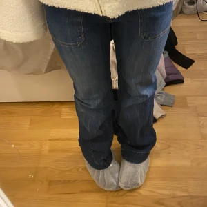 Blå jeans med bootcut - Säljer ett par snygga blå jeans med bootcut. 