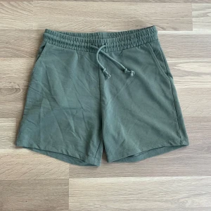 Gröna shorts  - Snygga gröna shorts från Vero Moda med elastisk midja och snörning. 