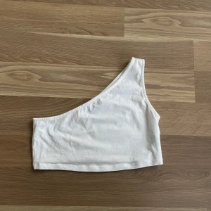 Vit oneshoulder topp  - Vit oneshoulder topp som är inköpt på Veromoda, använd endast en gång