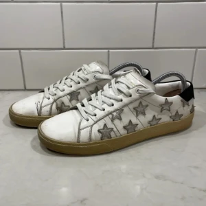 Saint Laurent skor - Säljer mina vita saint Laurent skor för ett grymt bra pris! Hör av dig om du har några frågor eller funderingar! Mvh Felix