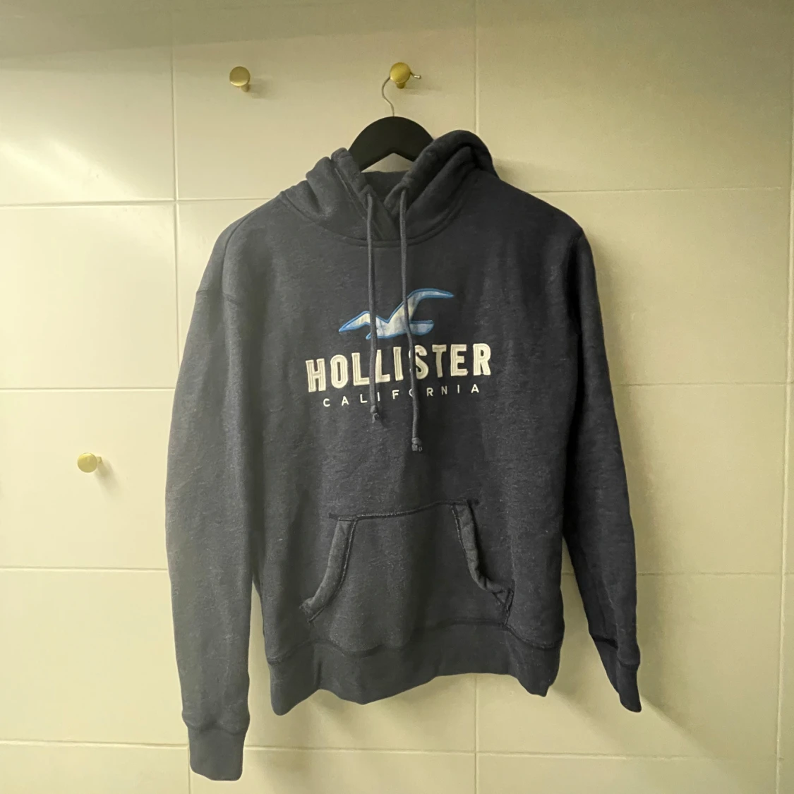 Mörkblå hoodie från Hollister