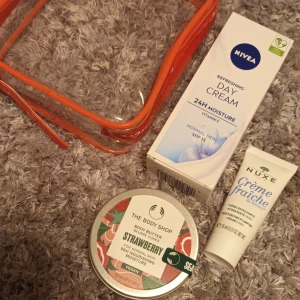 Hudvårdspaket - Säljer ett hudvårdspaket med Nivea dagkräm med SPF 15, Nuxe Crème, the Body Shop Strawberry Body Butter och en sol de janeiro necessär. Oanvänt. Nivea krämen är såld tyvärr❌️