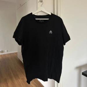 Moose Knuckles T-shirt  - Använd fåtal gånger, bevislappen är lite sliten som syns på bilden men produkten är inte sliten. 