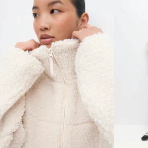 Beige teddyjacka - Pile Teddy jacka från Gina tricot. Jackan har en oversized passform. Pile zip jacket, aldrig använd. Är osäker på paket storlek men antingen mellan eller stor, kan mötas i Stockholm 