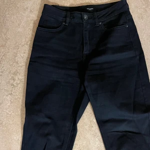 Svarta jeansbyxor (NYA) - Snygga svarta jeansbyxor med hög midja och tight passform med rak form längst ner. Aldrig använda.
