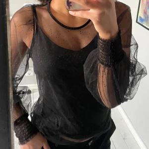 Svart genomskinlig topp - Säljer en svart långarmad genomskinlig topp ifrån Vero Moda🌼
