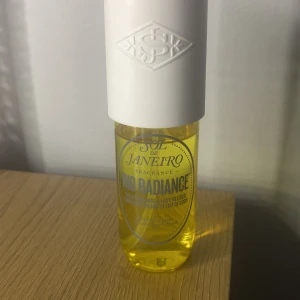 Sol de Janeiro Rio Radiance Parfym - Fräsch och exotisk doft från Sol de Janeiro. Perfekt för att ge en känsla av sommar och sol. Som man ser är det fof ganska mke kvar i den❤️