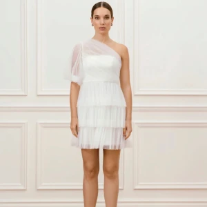 By Malina klänning  - Säljer min fina student klänning från By Malina. Klänningen är tvättad och har inga fläckar på sig. Endast använd en gång! 