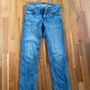 Blå jeans från Lee - Mörkblå jeans från Lee, modell Daren Zip Fly. Regular passform i storlek 29/32. Använda få gånger!