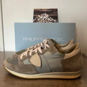 Philippe Model trpx skor - Philippe Model trpx skor i fint skick | Storlek 44 | Ingår: skorna och box, även Philippe model kort | Finns en liten defekt på skornas hälar | Hör av er vid funderingar🤗🙌