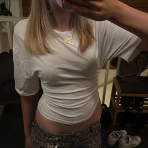 Vit topp från Gina Tricot storlek S - Säljer en stilren vit topp från Gina Tricot. Toppen är tight i midjan och lös uppåt. Materialet är mjukt och bekvämt. 💞