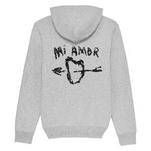 Grå hoodie med tryck - hejj, säljer min gråa mi amor hoodie i väldigt bra skick🫶🏼, den kostade ny 1799kr och jag säljer den nu för 800kr. mi amor på ryggen är i den ”gamla” och dyrare versionen då det är broderat istället för tryckt. skriv för bilder💞 pris kan diskuteras 