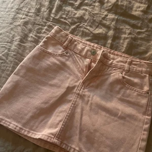 Rosa jeanskjol - Super gullig jeans kjol från Zara, lappen är bort klippt men tror att storlek en är xs💕💕