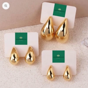 3-pack guldiga örhängen - 3 superfina par örhängen som föreställer guldiga droppar i tre olika storlekar 💞 ALDRIG använda och är i helt nytt skick! Säljer pga felköp 🫶🏼Originalpris: 600kr. Pris kan diskuteras vid snabb affär! 