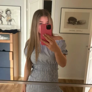  Offshoulder klänning - Säljer en söt randig klänning med offshoulder-design. Formar kroppen så fint och är aldrig använd. 