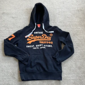 Fodrad Superdry Hoodie - Tja! Säljer nu denna feta Superdry hoodien! Den är fodrad så perfekt till dessa lite kyligare dagar!🍂 Storleken är S men passar XS - S skulle jag säga. Skick: 10/10 Inga defekter! Nypris: 1499kr❌‼️Vårat pris: 499kr✅ Tveka inte med frågor och pris kan diskuteras!🙌🤝