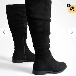 Svarta stövlar med dragkedja - Snygga svarta stövlar i mocka med dragkedja på sidan. Perfekta för en stilren look under höst och vinter men också supersnygga till sommaren o våren med en kjol eller klänning till tex. De är helt nya! Nypris är 1000 kr