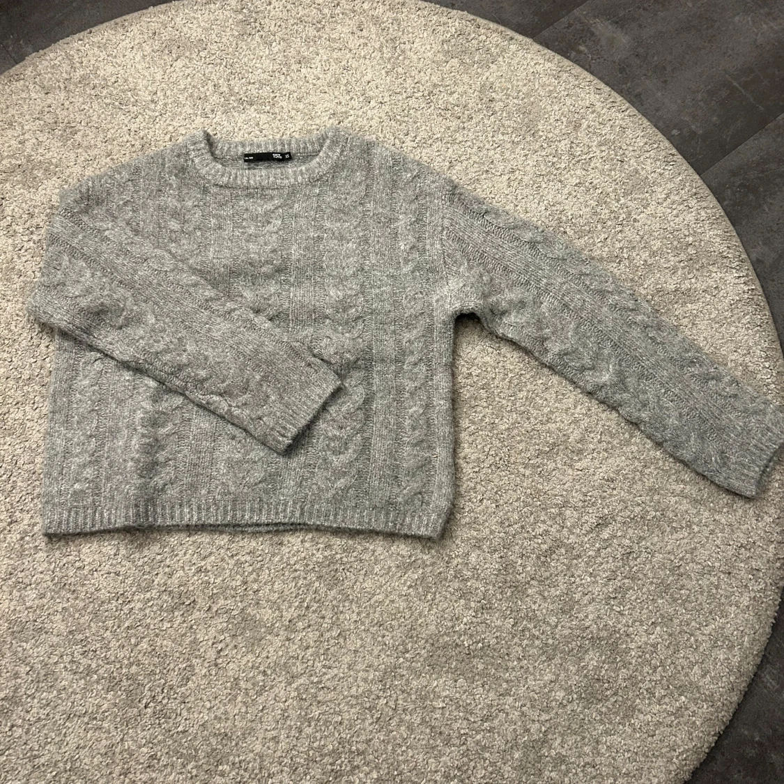 Grå stickad tröja