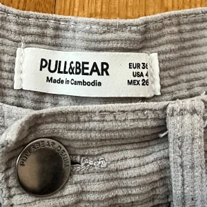 Byxor  - Byxor köpt på Pull&Bear. Storlek 36.