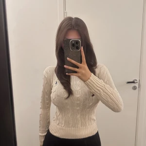 Kabelstickad tröja från Ralph Lauren - Kabelstickad tröja från Ralph Lauren i vit/krämvit. Storlek XS. Använd två gånger. 