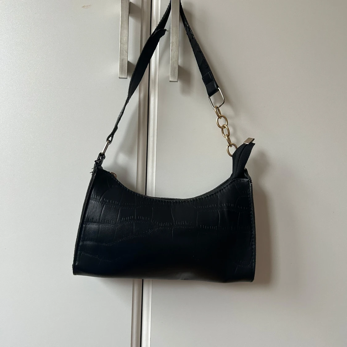 Svart axelväska med krokodilmönster