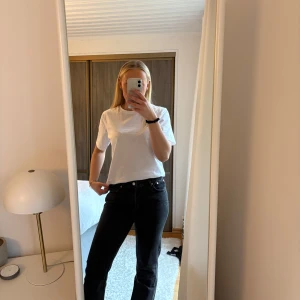 Weekday jeans - Jeans från Weekday i modellen Pin, storlek 29/30 men lite små i storleken så skulle säga att den passar någon med storlek 36