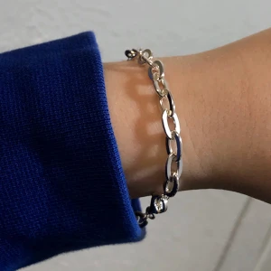 Silverfärgat armband med länkar - Snyggt silverfärgat armband med klassiska länkar. Perfekt för att ge en stilren touch till din outfit. Passar bra till både vardag och festliga tillfällen.