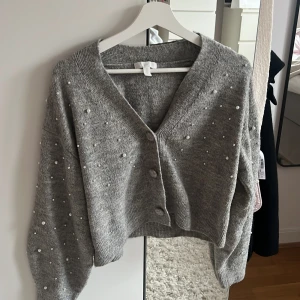 Kofta hm - Söt kofta från hm med pärlor! Använd fåtal gånger🤩