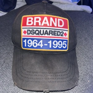 Svart keps från Dsquared2 - Snygg svart Dsquared2 keps, äkta Skick:9/10 Nypris: 1600kr 
