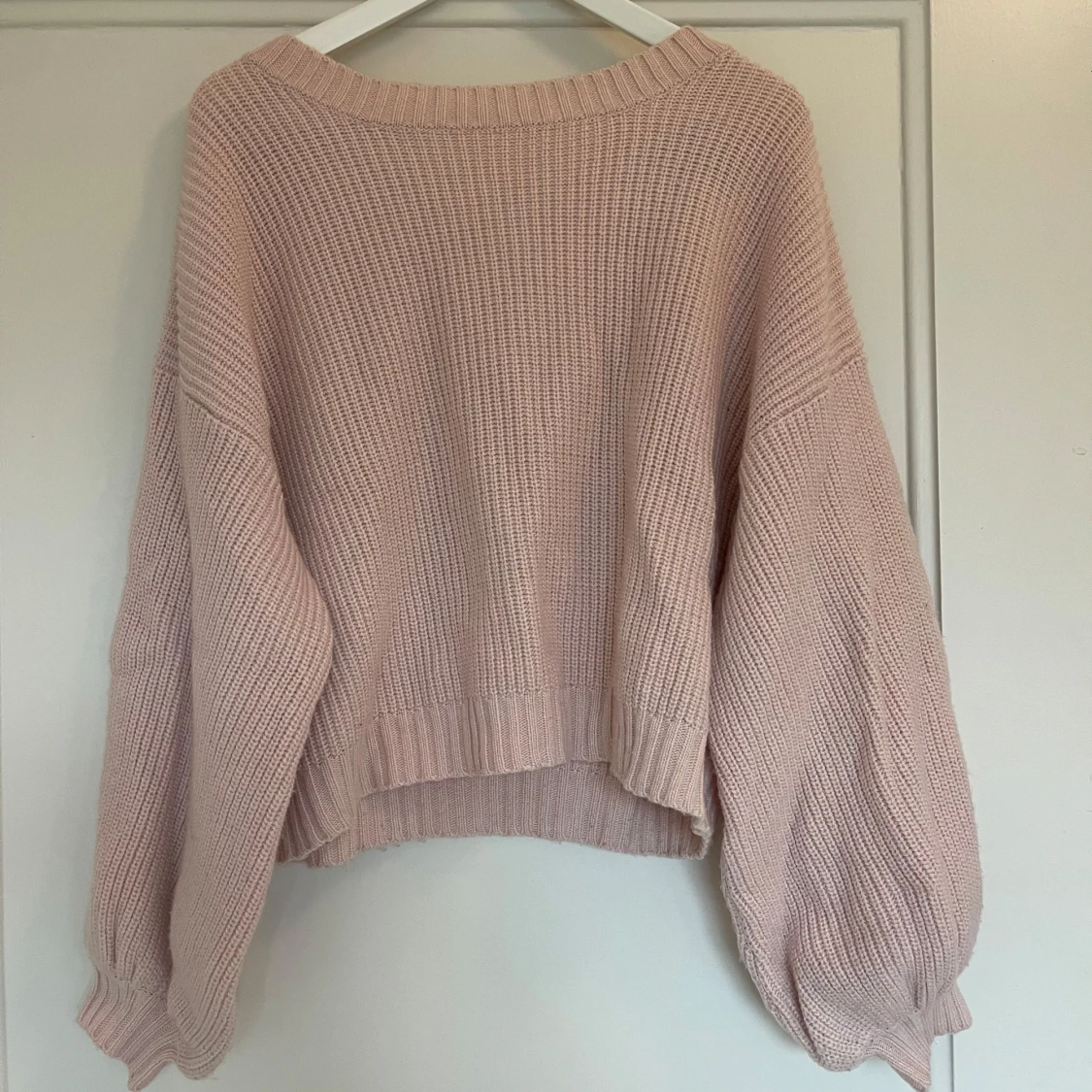 Ljusrosa stickad tröja med öppen rygg